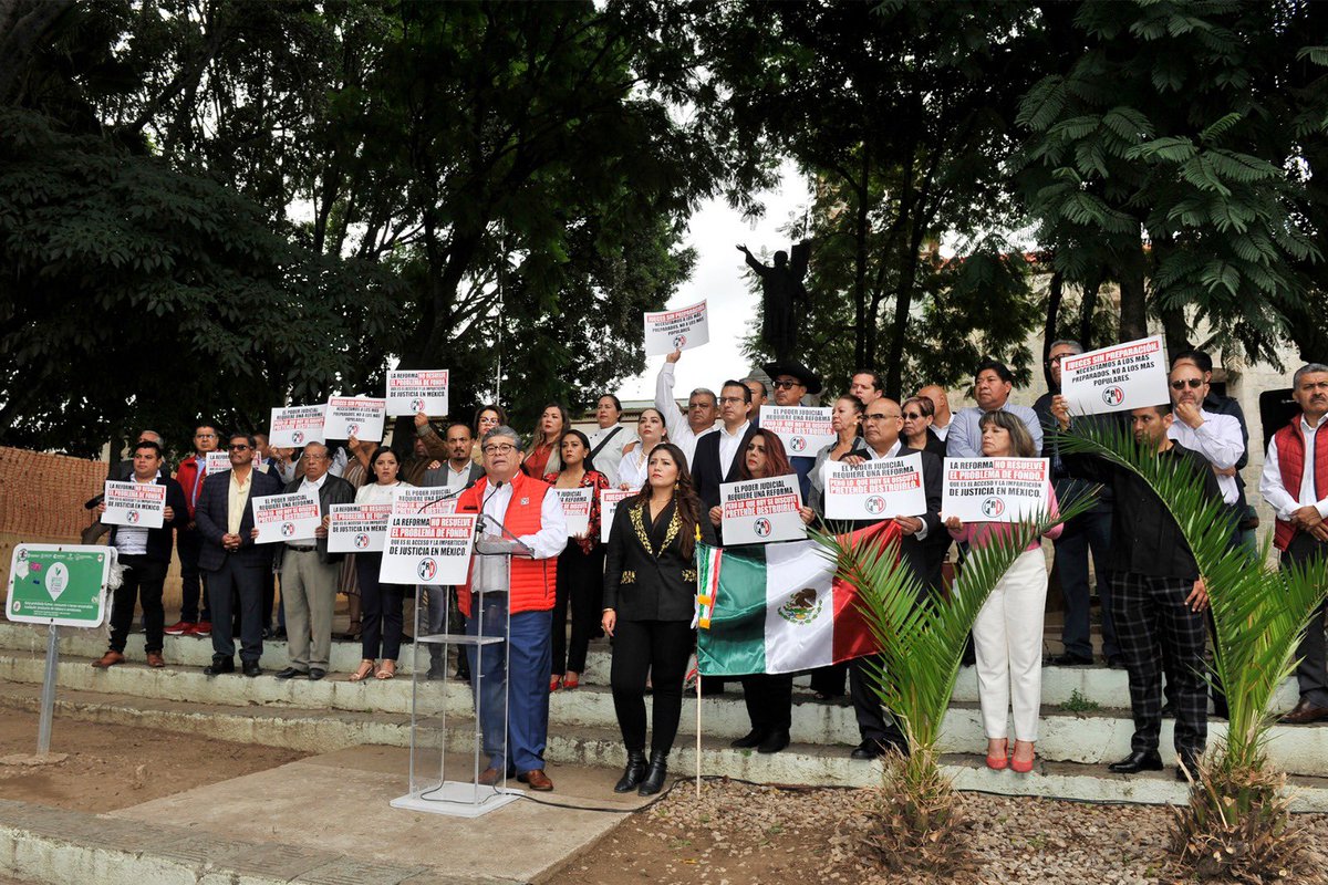 LaLenguaOax's tweet image. En #Oaxaca también hay traidores.
La ñora @lizconcha ayer por la mañana muy en contra de la #ReformaAlPoderJudicia y por la noche votando a favor.
Vaya hipocresía y sumisión al poder. Y no olviden que esa traidora seguirá calentando curul 3 años más