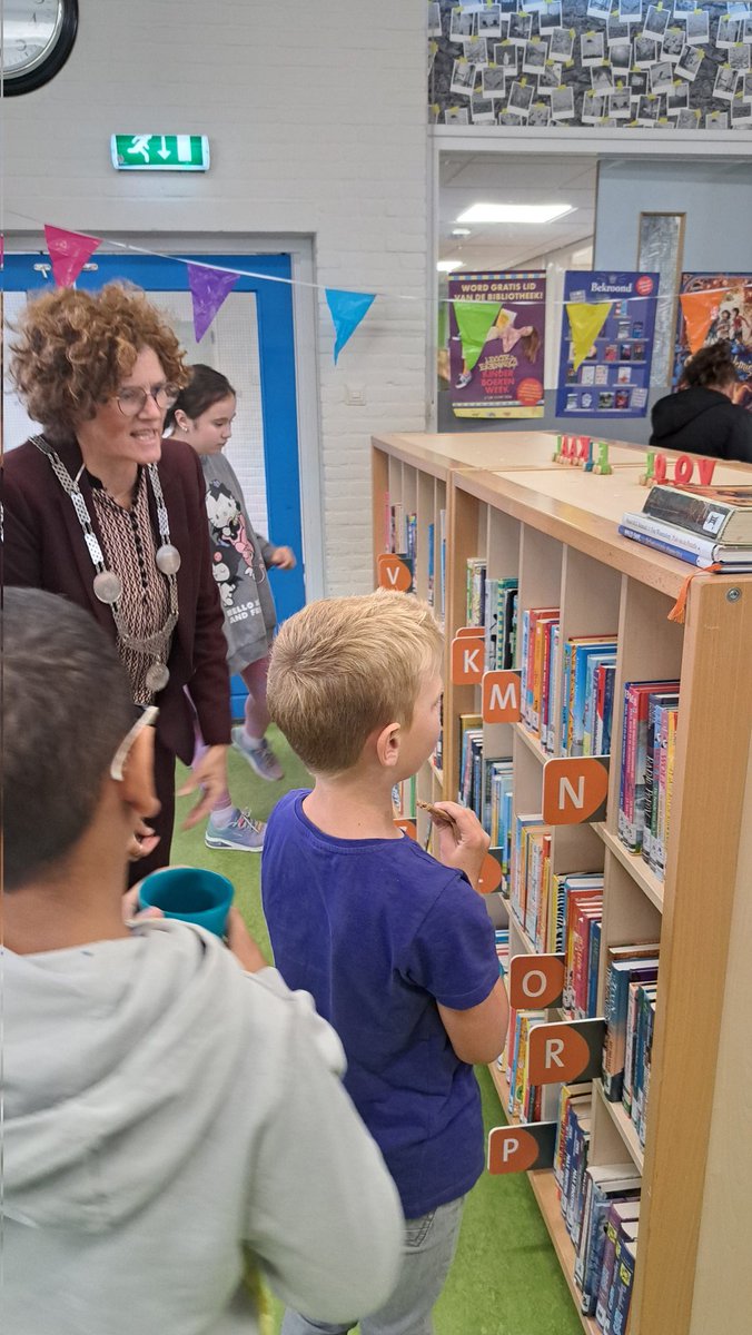RoelZuidhof's tweet image. Al weer een opening van een #dbos #bibliotheekopschool  in #Nieuwegein @BiebNieuwegein @Fluentascholen #Beatrixschool #Wijkersloot door burgemeester #MarijkevanBeukering @Gem_Nieuwegein met geweldig pleidooi om ouders te laten voorlezen en samen te lezen ipv TV aan te zetten.