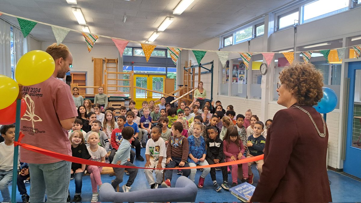 RoelZuidhof's tweet image. Al weer een opening van een #dbos #bibliotheekopschool  in #Nieuwegein @BiebNieuwegein @Fluentascholen #Beatrixschool #Wijkersloot door burgemeester #MarijkevanBeukering @Gem_Nieuwegein met geweldig pleidooi om ouders te laten voorlezen en samen te lezen ipv TV aan te zetten.