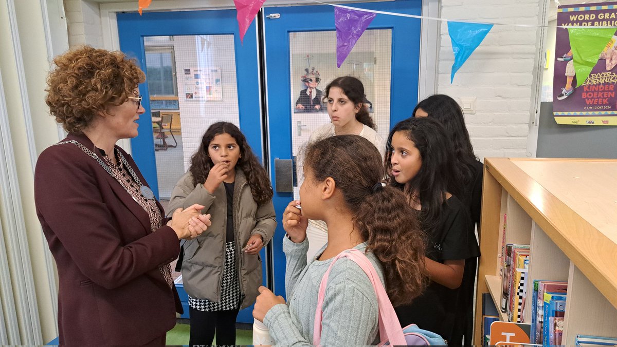 RoelZuidhof's tweet image. Al weer een opening van een #dbos #bibliotheekopschool  in #Nieuwegein @BiebNieuwegein @Fluentascholen #Beatrixschool #Wijkersloot door burgemeester #MarijkevanBeukering @Gem_Nieuwegein met geweldig pleidooi om ouders te laten voorlezen en samen te lezen ipv TV aan te zetten.