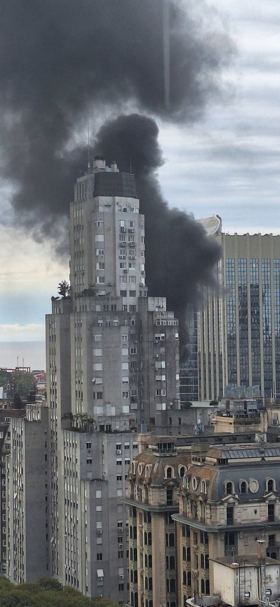 funkwalter10's tweet photo. Incendio en Retiro #incendioEnRetiro #imcendio #11Septiembre2024 https://t.co/aoL6rujCde