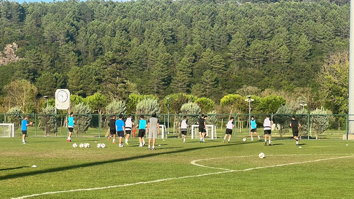 beykozspor's tweet photo. 📸 Deplasman hazırlıkları hız kesmeden devam ediyor.
Başkanımız, Riva TFF tesislerinde gerçekleşen akşam antrenmanımızı ziyaret etti.
Takımımız, Batman Petrol maçı öncesi hücum çalışması yaparak 3. hafta hazırlıklarını sürdürüyor. 💪⚽
#BirlikteGüçlüyüz #Beykoz1908 https://t.co/53k0DTTO3M