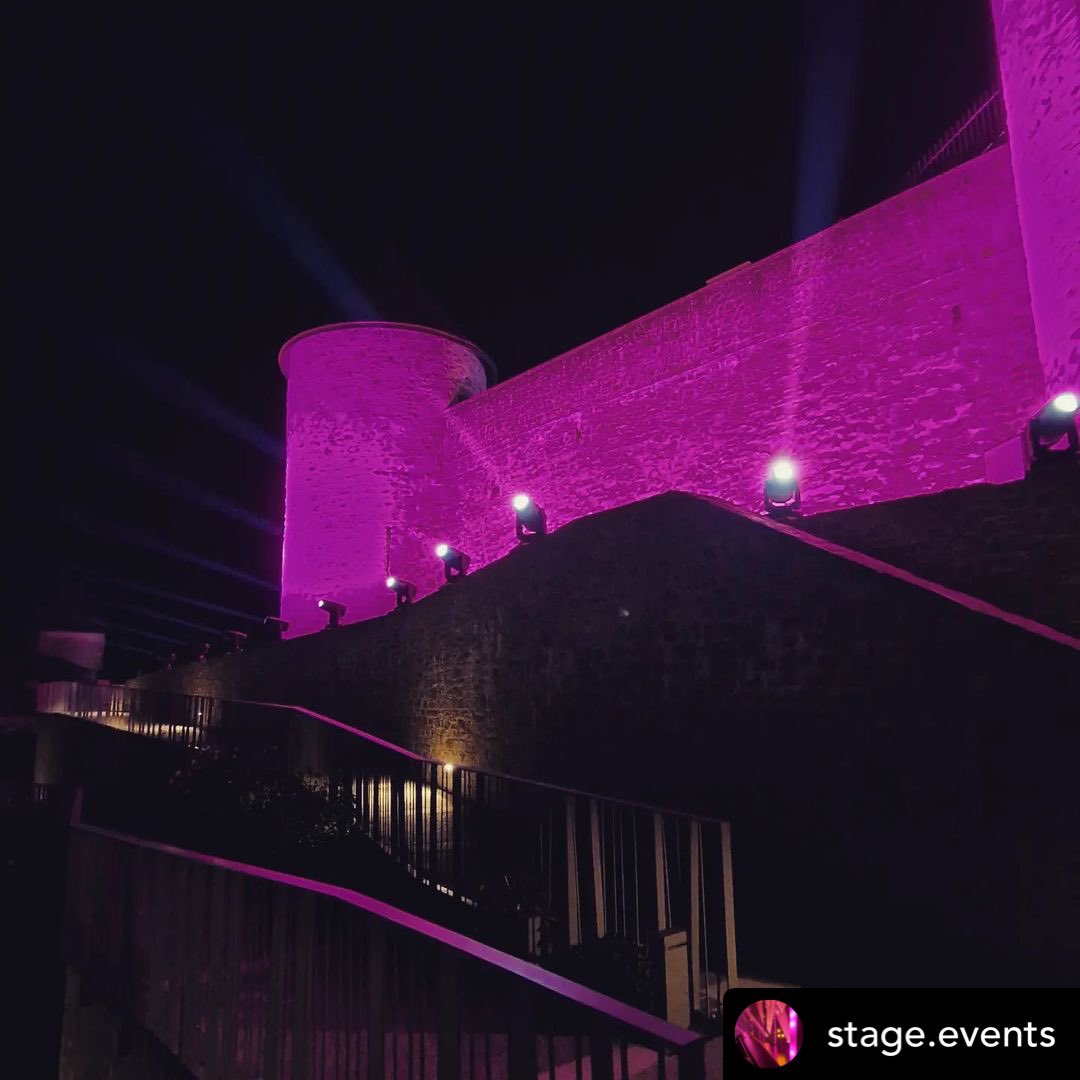 Robelighting's tweet photo. Illuminating the Château des Sires de Fancigny for the Les Sires Montent Le Son Festival in Bonneville, Rhône-Alpes, France with the team from Stage Events & @Robelighting #ESPRITE & #Spiider luminaires.
#robelighting #stageevents #eventlighting #eventdesign #festivalighting https://t.co/2juuDaFwVV