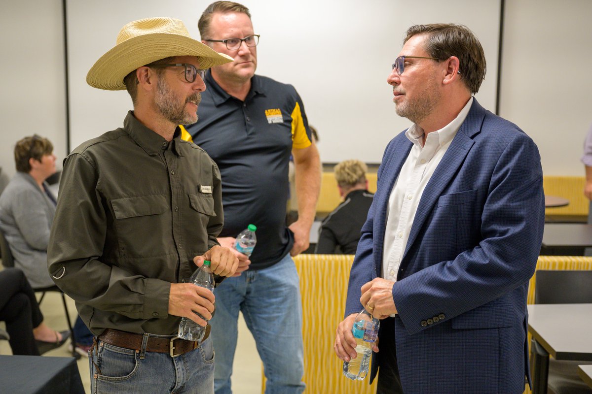 MUExtensionVC's tweet photo. We kicked off the start of a new academic year with a reception with @MUCVM yesterday. I'm looking forward  to our continued collaborations and partnerships to serve Missouri and deliver Mizzou. #ExtendMU https://t.co/CGbP8wNKC4