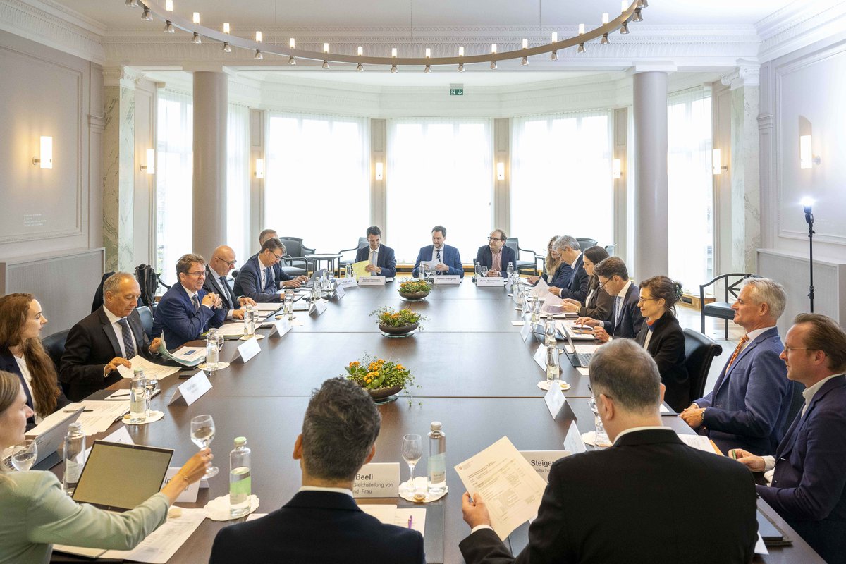 Am Beiratstreffen #DigitaleSchweiz vom 11.9.2024 haben sich Teilnehmende über die Regulierung von #KI ausgetauscht. Sie waren sich einig, dass Chancen von KI genutzt und gleichzeitig Risiken für die Gesellschaft minimiert werden sollen.
Medienmitteilung: bit.ly/4dioEEV