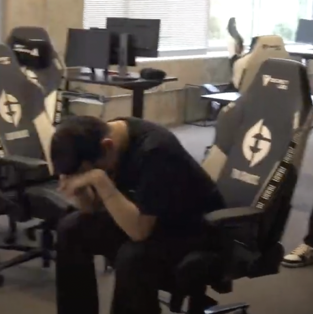 EvilGeniuses's tweet photo. owning the eg bundle vs not owning the eg bundle https://t.co/Azj60Nxi8M