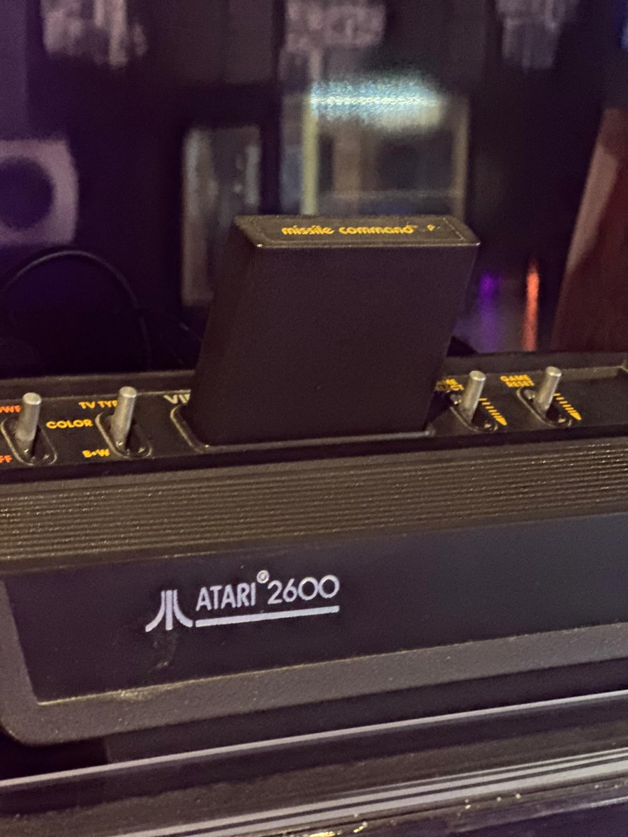 La historia de los videojuegos es inexplicable sin poder hablar acerca de Atari.

Hace 47 años, Ted Dabney y Nolan Bushnell lanzaban Atari VCS o lo que es lo mismo, Atari 2600.

Esta es su historia y las vivencias que tuvo en su época: oxomuseomalaga.com/atari-2600-el-…