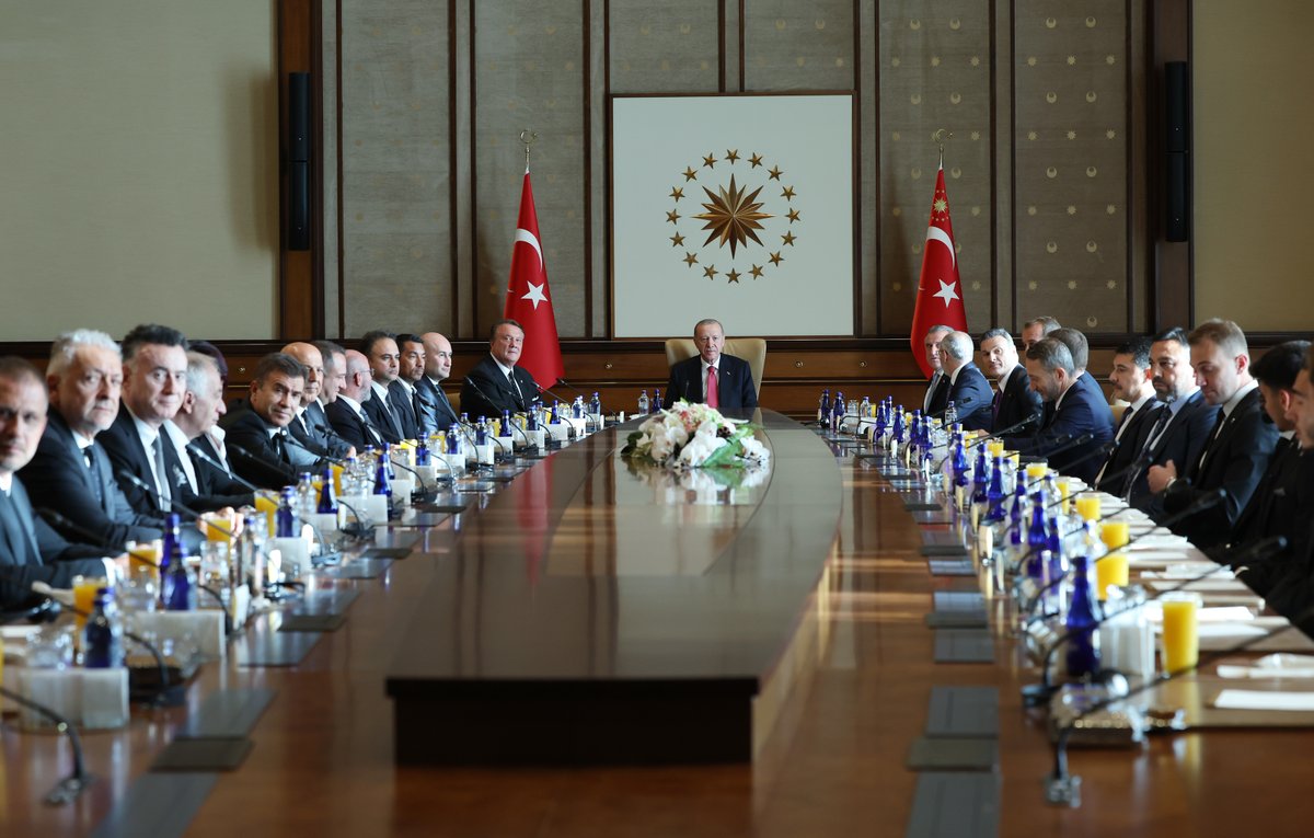 Ülkemizin en köklü ve başarılı kulüplerinden olan Beşiktaş Jimnastik Kulübü’nün Başkanı Sayın Hasan Arat’la birlikte yönetim kurulu üyelerini ve sporcularını Cumhurbaşkanlığı Külliyemizde ağırlamaktan memnuniyet duydum.  
 
121 yıllık tarihinde kazandığı başarılarla, yetiştirdiği
