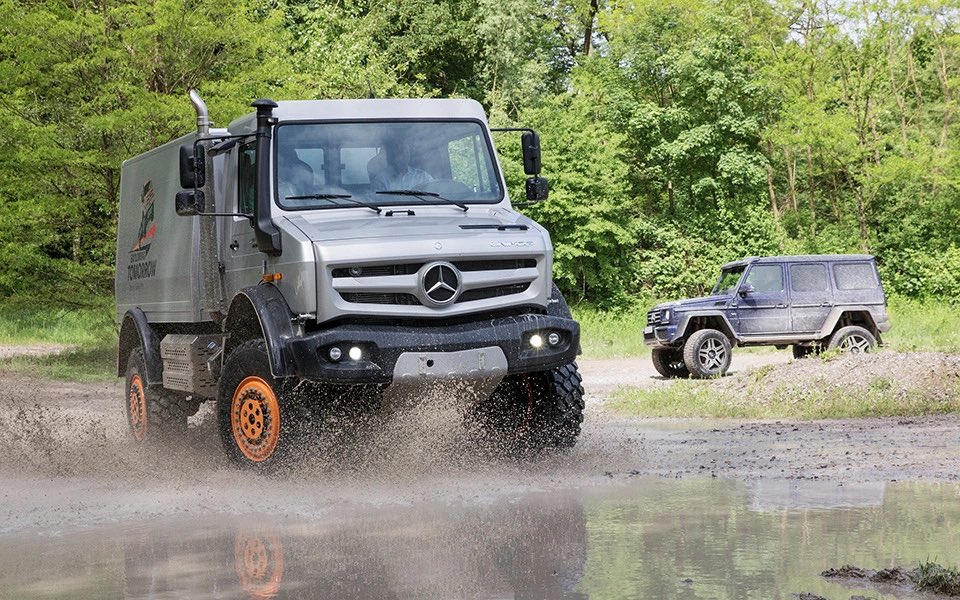 decepticon46's tweet photo. İki efsane aynı karede.Mercedes-Benz Unimog ve Gelandewagenler 4x4 versiyonlarının en yüksek arazi kabiliyetine sahip olanı:G500 4x4² diğer adıyla ‘Squared’.W463A kodlu kasanın bu Special Trucks şaheseri abisi gibi engelleri kolayca açacak arazi donanımına sahip ve abisini👇🏻 https://t.co/RecNyBPzei
