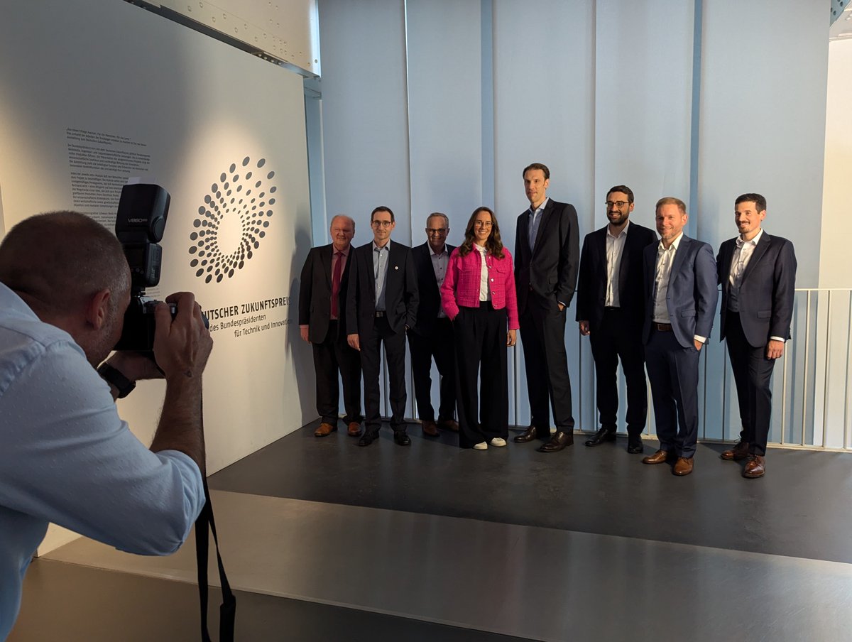 Noch wenige Minuten! Heute ab 18 Uhr präsentieren die Sprecher der nominierten Teams im Rahmen der Veranstaltungsreihe „Wissenschaft für jedermann“ ausführlich ihre Innovationen. 

youtube.com/live/5fgtjju_J…

#DeutscherZukunftspreis #DeutscherZukunftspreis2024 #DZP #DZP2024