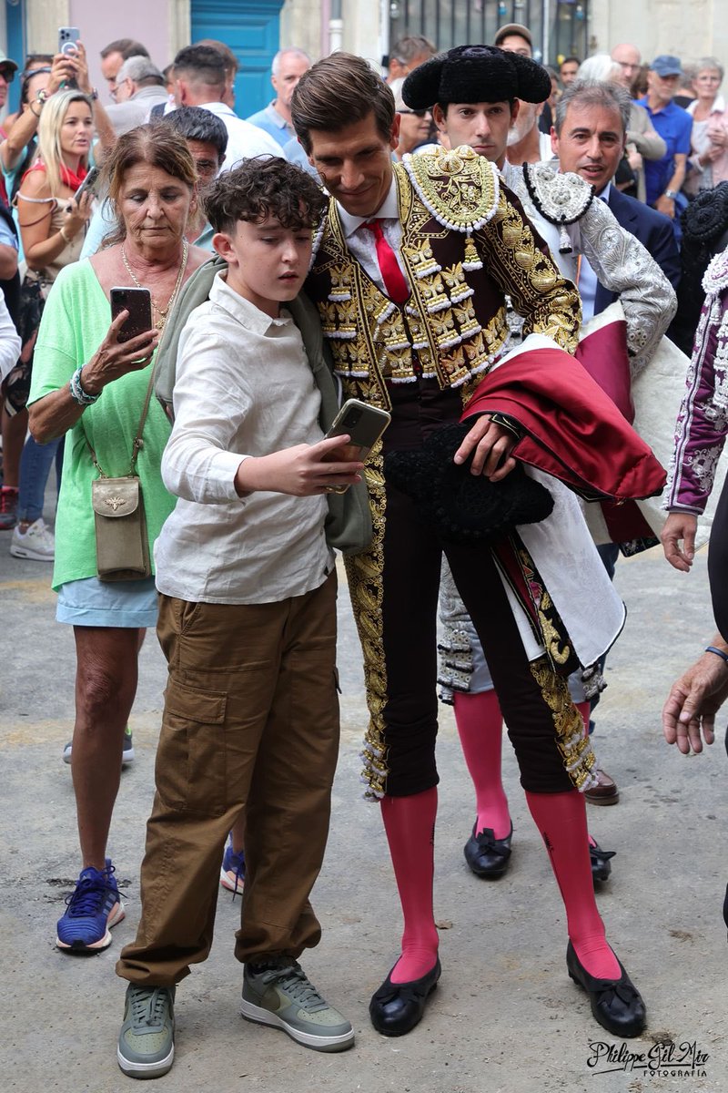 𝟰𝟭𝟯 días después… 

Qué bonito es vestirse de luces 💛🤎