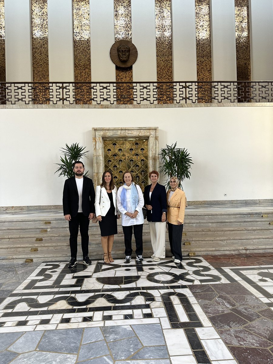 Bugün Genel Başkan Yardımcımız, Manisa Milletvekilimiz Sn. Selma Aliye Kavaf’ı İl Başkanımız <a href="/elcinguloren_/">Elçin Gülören</a> , Kadın Çalışmaları  ve Sosyal Politikalar başkanlarımız ile ziyaret ettik.

Misafirperverlikleri için teşekkür ederiz.
<a href="/devapartisi/">DEVA Partisi</a> 
<a href="/alibabacan/">Ali Babacan</a>