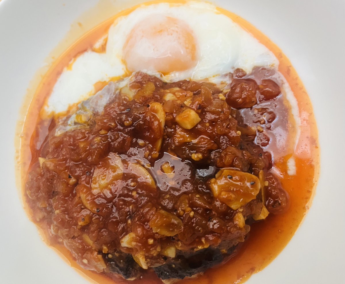 tachi__san's tweet photo. これ、美味かった。
こだわらなきゃトマト缶はトマトジュースで十分。ハンバーグが妙に簡単。

玉ねぎ、温卵、肉だけで作れるから
かなり安く済むし、しっかり作ってる感あって楽しい。 https://t.co/KMFIaeT8dk