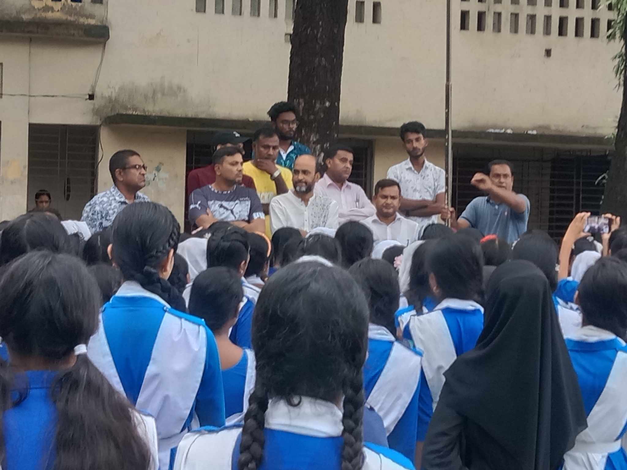 কালিয়াকৈরে বালিকা উচ্চ বিদ্যালয়ের প্রধান শিক্ষকের পদত্যাগের দাবিতে শিক্ষার্থীদের বিক্ষোভ