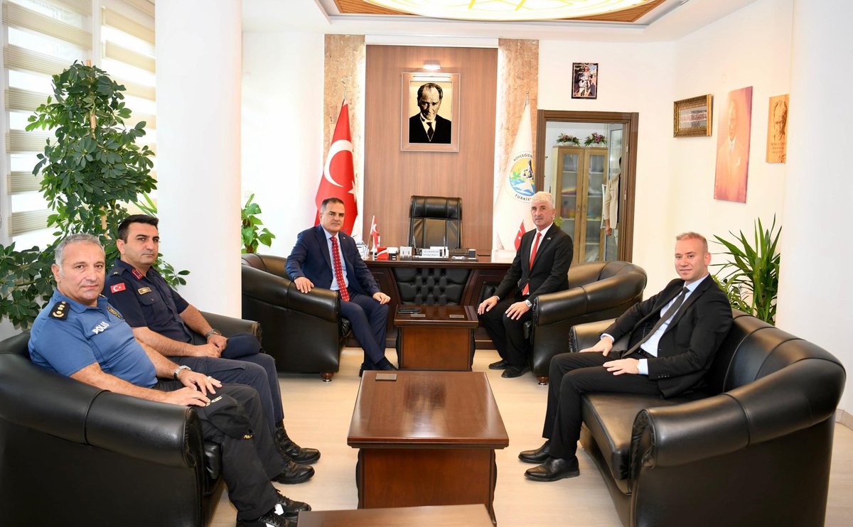 Valimiz Sayın Dr.İdris Akbıyık Köyceğiz Kaymakamı Mustafa Maslak ile birlikte Köyceğiz Belediye Başkanı Ali Erdoğan’a iadeiziyarette bulundu.

Köyceğiz Belediyesinin çalışmaları hakkında bilgi alan Valimiz Sayın Dr. İdris Akbıyık  Köyceğiz ilçemize planlanan altyapı ve üstyapı