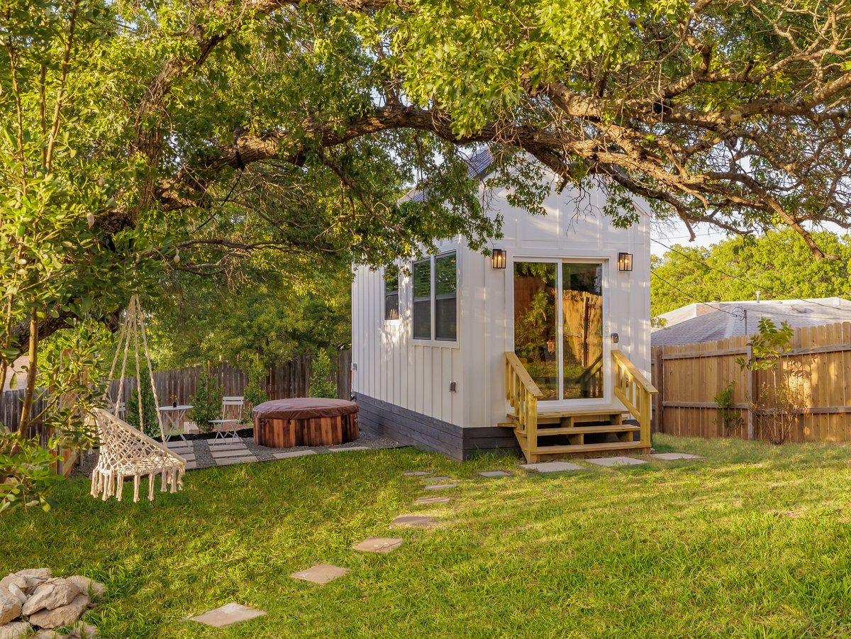 Catalyst_Texas's tweet image. Did you know we do ADUs and Tiny Homes?  Do you know what the difference is??  Check out our blog post below to learn more! 🏡
.
#AustinContractor #CatalystAustin #AccessoryDwellingUnit #TinyHome
catalystaustin.com/decoding-the-m…