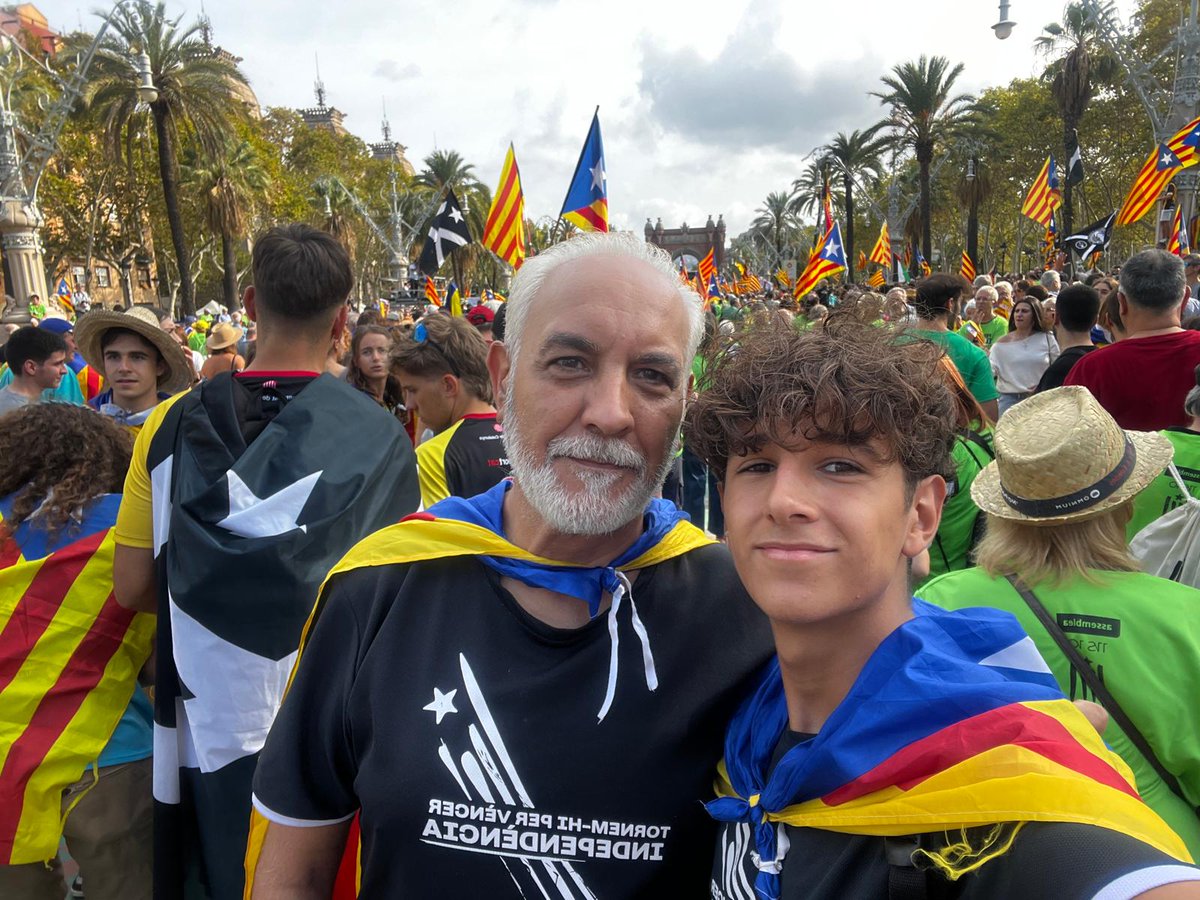 Andreu_57's tweet photo. La familia Gràcia, lluitan als carrers com sempre, som i serem !!*!!
#diada #Diada2024 #RepublicaCatalana  #elscarrersseransemprenostres
#10nioblitniperdo # https://t.co/KHc7tcN1Rn