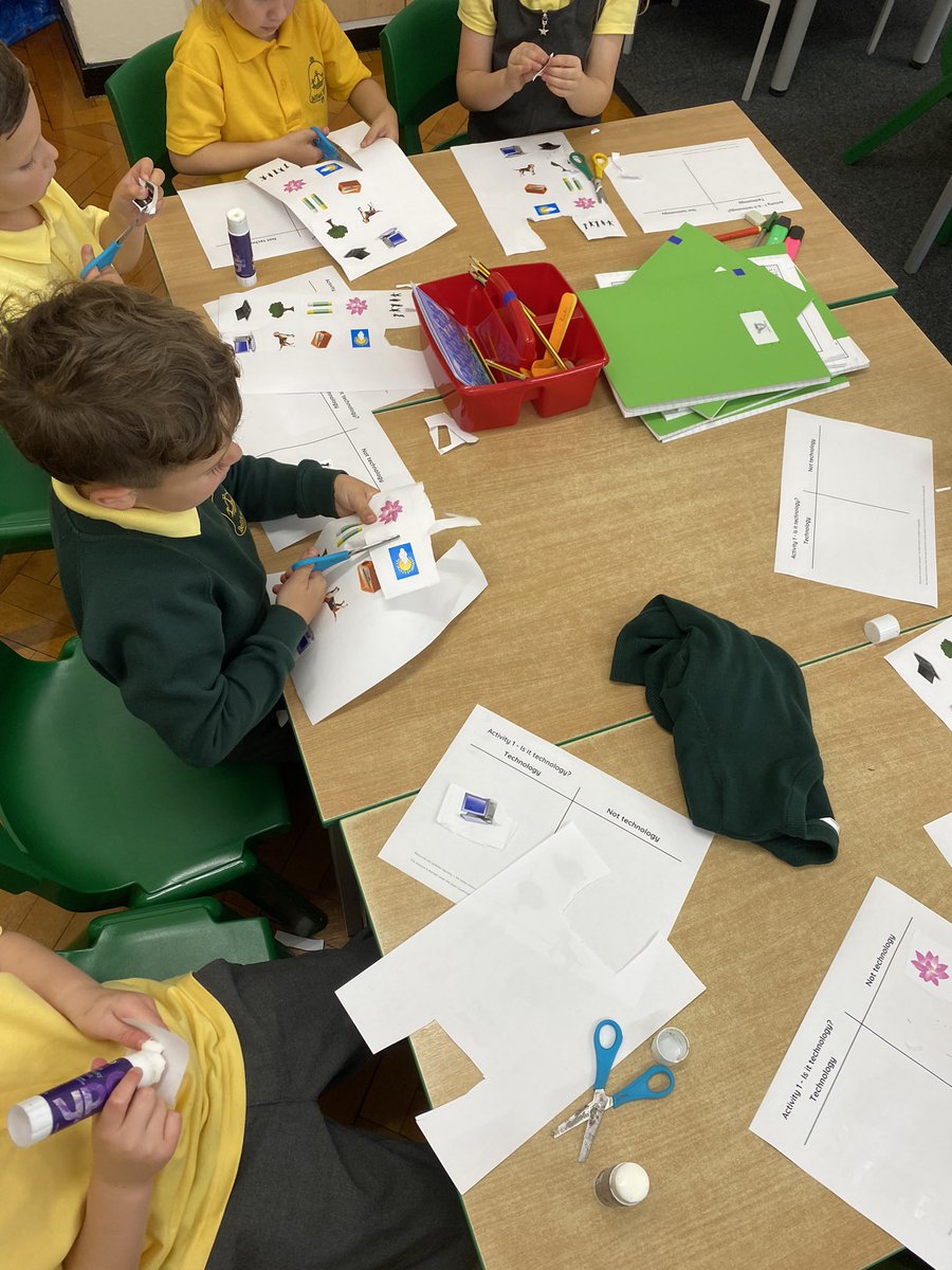 BellfieldPS's tweet photo. Class 1 this afternoon we’re looking at all the things to do with technology #BellfieldComputing https://t.co/H2cj9AslUR