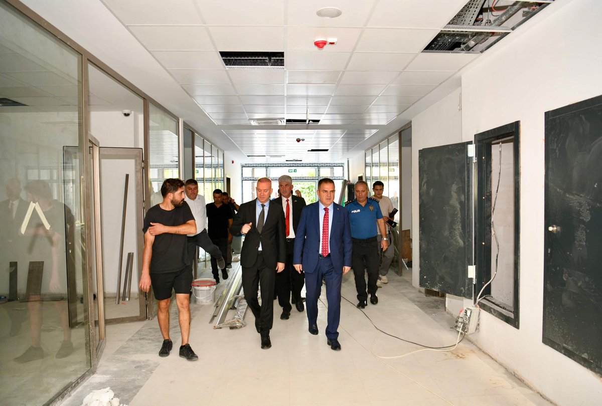 tcmuglavaliligi's tweet photo. Valimiz Sayın Dr.İdris Akbıyık Köyceğiz Kaymakamı Mustafa Maslak ve Köyceğiz Belediye Başkanı Ali Erdoğan ile birlikte yapımı devam eden Köyceğiz Kaymakamlığı binasında  incelemelerde bulundu.

@idrisakbiyik 
@koycegiz48 https://t.co/IPyVvJalOg