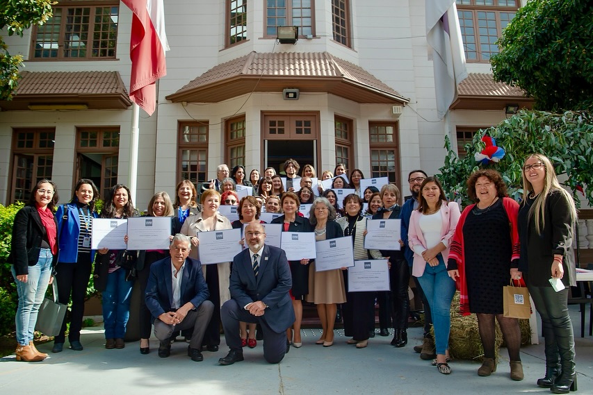 Entrega de certificados del curso de oficio en cuidados de personas mayores “El arte de cuidar y acompañar” ⁣⁣
⁣
Con esta ceremonia se da inició al ciclo de certificación de las 10 comunas que conforman la tercera cohorte del Programa Integral de Cuidados.