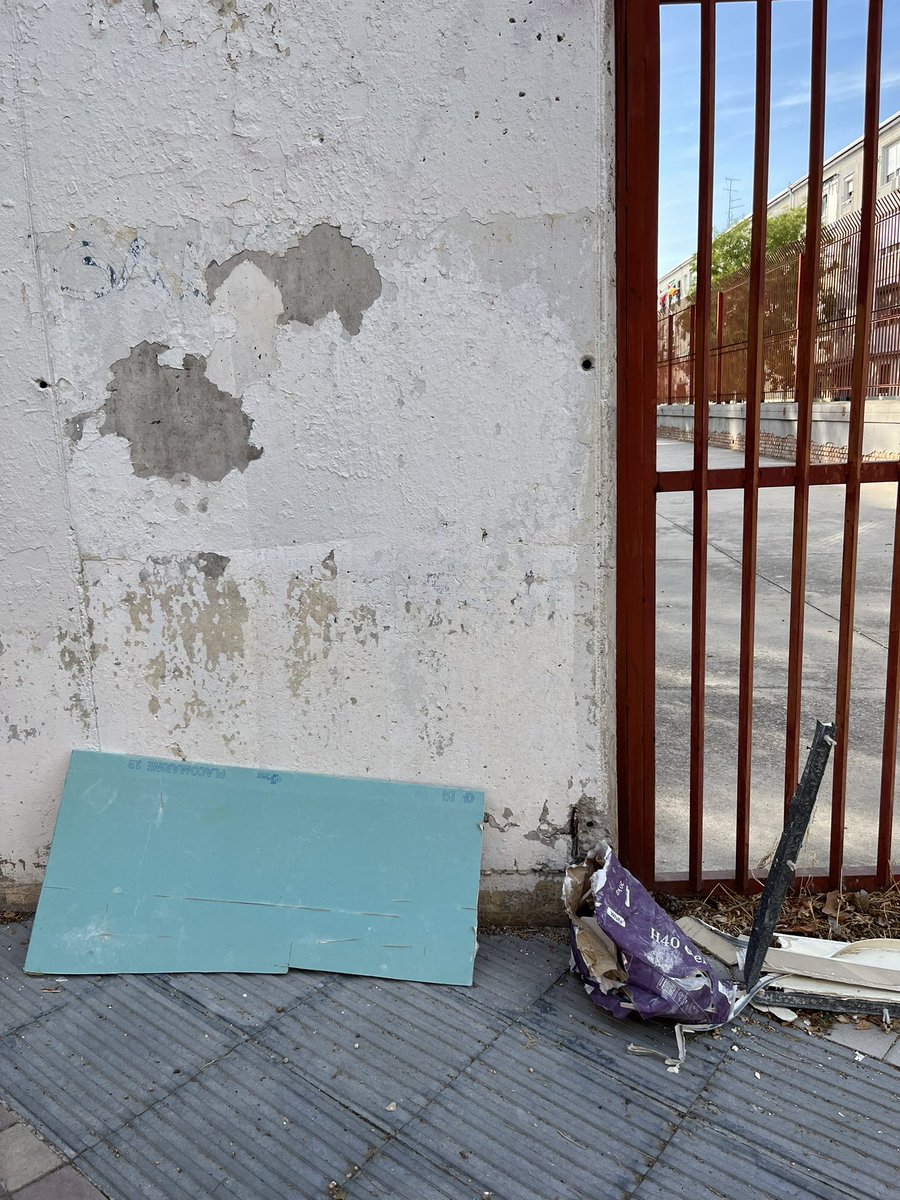 Arnaud28026's tweet image. Estamos cansados de las falta de civismo ! No es suficiente tirar la mierda en las esquinas, ahora en las zonas verdes ! @policiademadrid Queremos actuación! #warripop #rutadelacaca @Lineamadrid @MADRID @jmd_usera