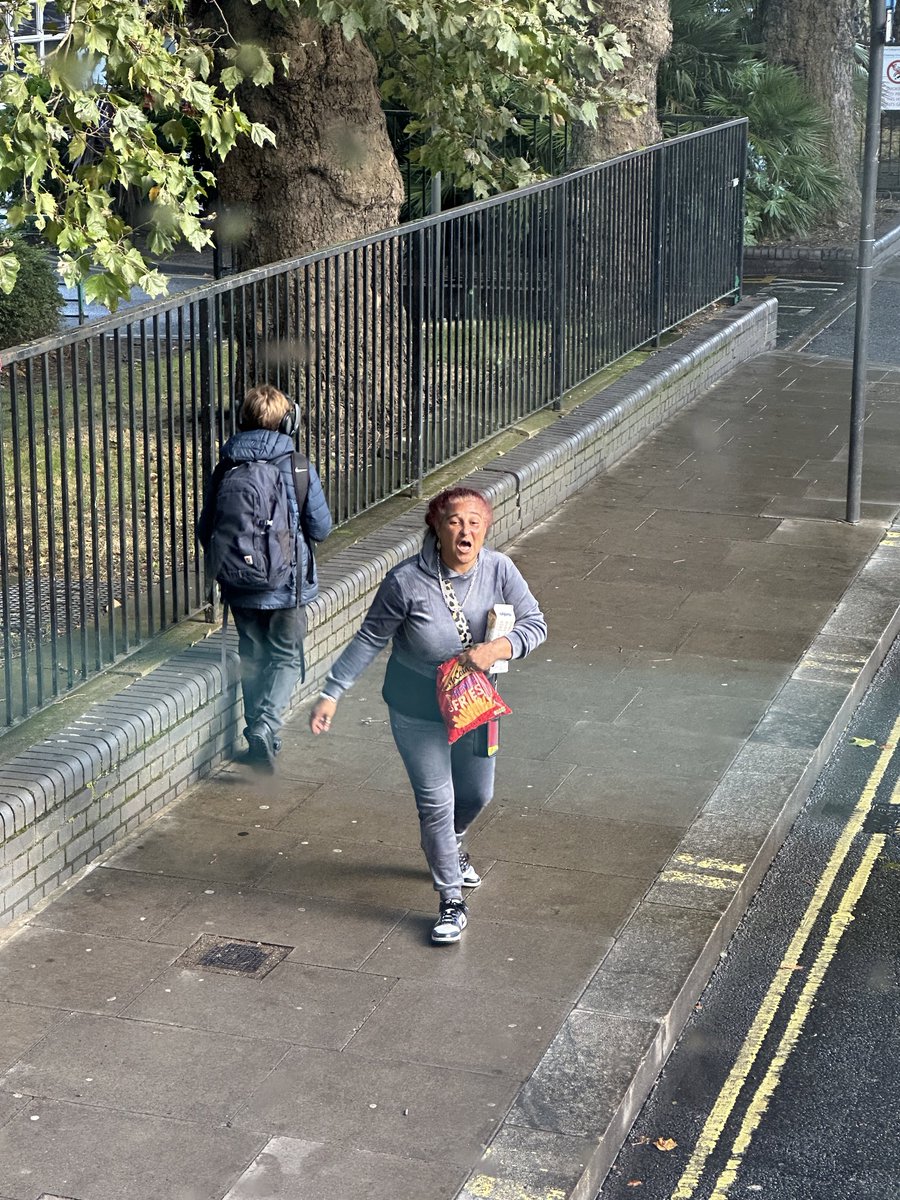 mostlysocial's tweet image. Unhinged lady trying to start a fight with most of the top deck of the 220 bus from Hammersmith towards Wandsworth just now. Being aggressive and antagonistic - eventually kicked off @btp #hammersmith #fulham #tfl