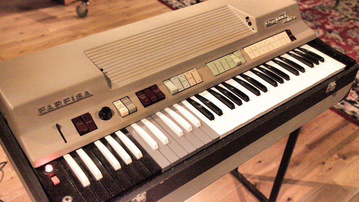 The Farfisa Compact Deluxe is like a rockstar of organs. With its retro look and unmistakable sound, it became a favorite among many psychedelic rock and pop bands and an important instrument of afrobeat. A true classic that’s left its mark on countless legendary tracks.