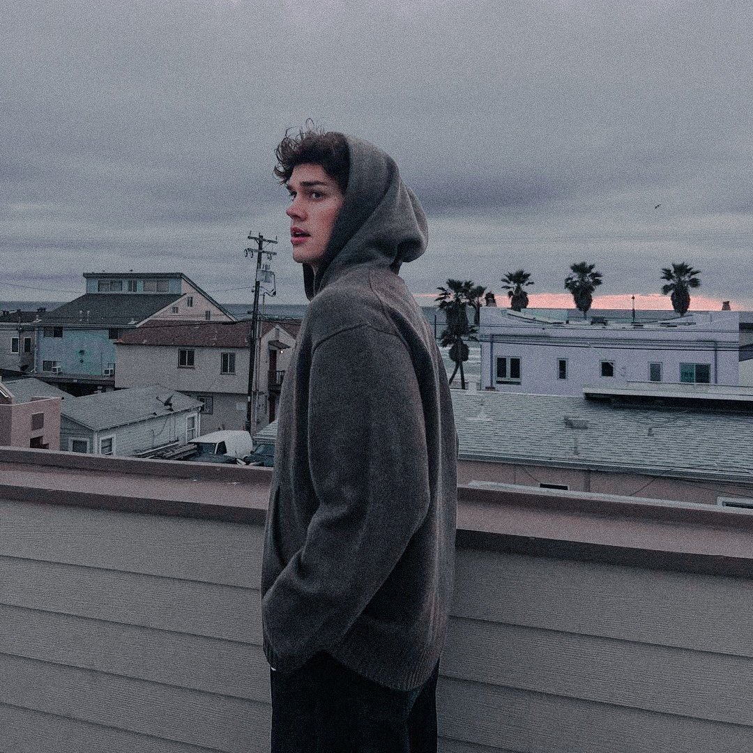 Gardenerscript's tweet image. ⎗☄‣ ﹏ 𝕊𝚎𝚙, 𝟷𝟷𝚝𝚑ㆍ❨ ⌗Athens, Greeceꜛ ❩
                ‣ Sketch 𖬺 Draft 𖦹 𝕃'ℝ𝕠𝕦𝕩.𝗱͟𝘄͟𝗴!  

𝕋𝕖𝕩𝕥 : “ When you are not in my thoughts, when I close my eyes I see you there, carry me in your dreams ”.