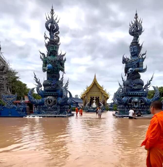 kevin_narang's tweet photo. President of Singha Chiang Rai United, announced to help the people of the province. Chiang Rai is flooded. 👏

1️⃣ Bring a car to park at Singha Chiang Rai Stadium for free!! ️

2️⃣Male-Female non-separated rooms with beds, pillows, blankets, shower, locker, toilet and laundry machine (no towels) 
FREE STAY!! ️ 
64 people in total. 
Call 0631637494, 0624024188

3️⃣Donate essential items, food, drinks, etc. (Not accepting money donations) at Singha Chiang Rai Stadium (shelter, building behind 2)