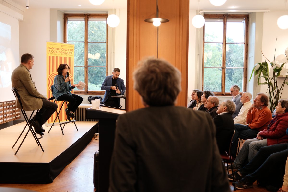 Nous commençons la table ronde avec les interventions de <a href="/mariaojuel/">Maria Ojuel</a> et Sébastien Farré (<a href="/maisonhistoire/">Maison de l'histoire</a>), animée par <a href="/AdriaBudry/">Adrià Budry Carbó</a>, pour découvrir le rôle de l'Aide suisse en Catalogne pendant la guerre civile espagnole.

#DiadaDeTothom