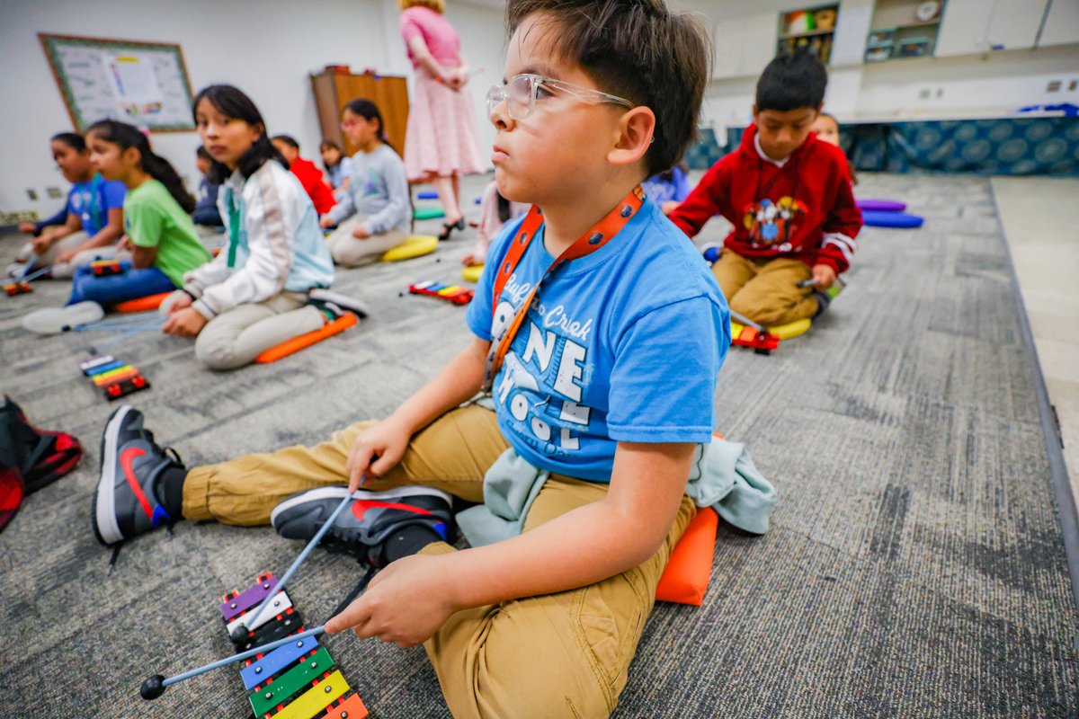Did you know that arts education in elementary schools helps students develop critical thinking, creativity, and emotional expression? 🌟 Our young artists are truly amazing! 🎨 #SBISDProud #NationalArtsInEducationWeek