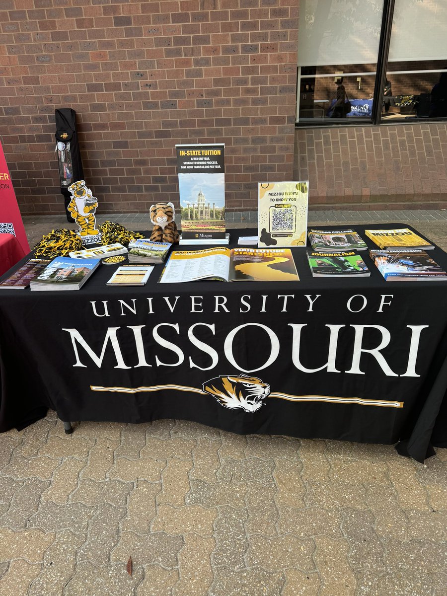 MUTransferCTR's tweet photo. Travel season has begun! Our transfer admission coordinators are visiting with aspiring tigers at MACC’s Fall Fling and Johnson County Community College’s Cav Craze! #mutransfercenter #mizzou https://t.co/DF8m7ErDeZ