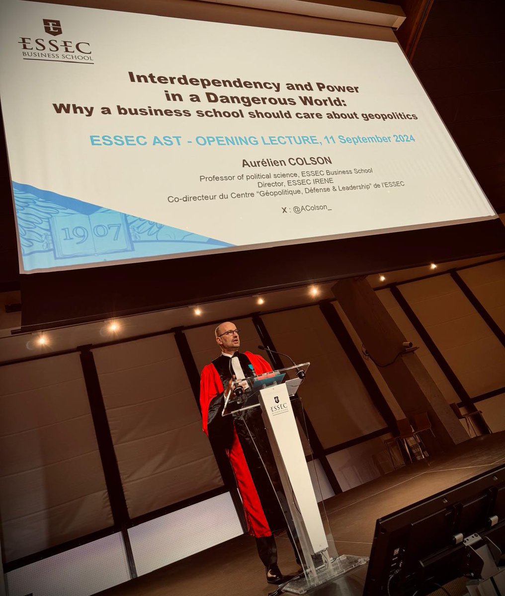 AColson_'s tweet image. "Interdependency &amp;amp; power in a dangerous world: Why a business school should care about #geopolitics". 

My opening lecture for 500 students joining #ESSEC from all over the 🌎. 

Also a nice opportunity to wear this cool outfit (my wife insists I should not wear it at home).