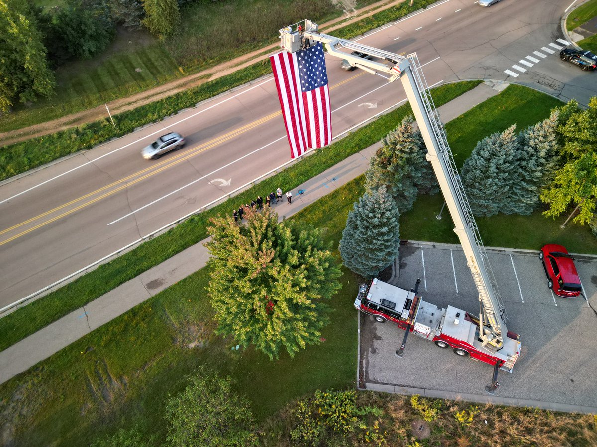 ChaskaFire's tweet image. This morning, we raised the American flag on Tower 11 and paused for a moment of silence to remember those who lost their lives, including 343 FDNY firefighters, on September 11, 2001. 

We will never forget. #september11th