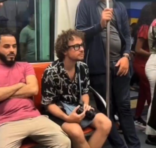 SantyRuize's tweet image. Detienen a Luisito Comunica en República Dominicana por grabar en el metro sin permiso.

Al parecer intentó llamar a Norma Piña para pedir ayuda pero ella aún se encontraba llorando porque se aprobó la #ReformaPoderJudicial 
😂 #LuisitoComunica