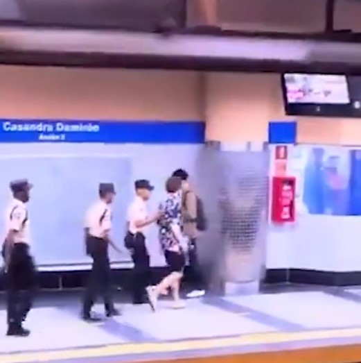 SantyRuize's tweet image. Detienen a Luisito Comunica en República Dominicana por grabar en el metro sin permiso.

Al parecer intentó llamar a Norma Piña para pedir ayuda pero ella aún se encontraba llorando porque se aprobó la #ReformaPoderJudicial 
😂 #LuisitoComunica