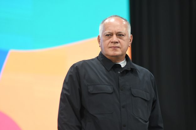 Psuv Miranda (@psuvmirandave) on Twitter photo Congreso Contra el Fascismo
<a href="/dcabellor/">Diosdado Cabello R</a>: Aquí han quemado seres humanos vivos. Orlando Figuera iba por la calle y les pareció chavista ¿saben por qué? Porque vestía como pobre, era negro y con el cabello ensortijado.Eso no es hacer política, eso debe recibir la condena del mundo. Congreso Contra el Fascismo
<a href="/dcabellor/">Diosdado Cabello R</a>: Aquí han quemado seres humanos vivos. Orlando Figuera iba por la calle y les pareció chavista ¿saben por qué? Porque vestía como pobre, era negro y con el cabello ensortijado.Eso no es hacer política, eso debe recibir la condena del mundo.