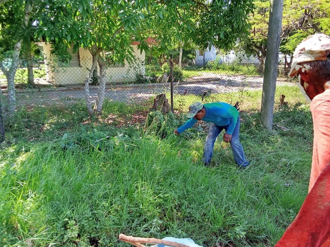 A los trabajadores de la salud ninguna tarea le queda grande  y hoy comprometidos con el movimiento político #TareaDeGrandes los trabajadores del Hogar De Ancianos Carlos Font Las Tunas nos incorporamos a la limpieza de la Ave Carlos J. Finlay 
#PCCLasTunas
#PorLasTunasLaVictoria