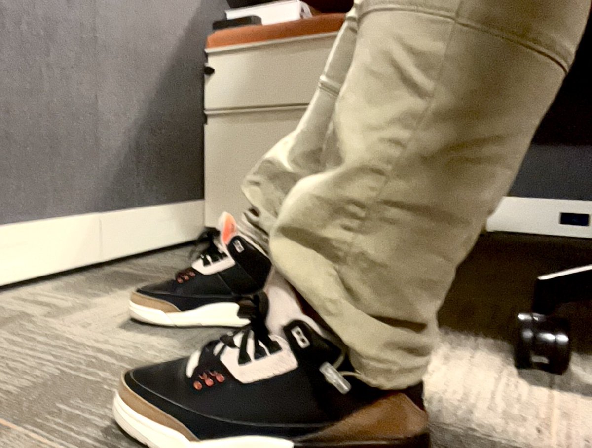 __TenderRoNi__'s tweet image. I am not a fan of “in-office” days lol… I know they hate to see me coming 😩🤣!! 
#kotd #softwareanalyst #WFH #humpday #Jordans