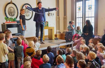 Steven Kazan tovert met letters op taalfestival: ‘We willen laten zien dat taal juist leuk is’ dlvr.it/TD6Sxx