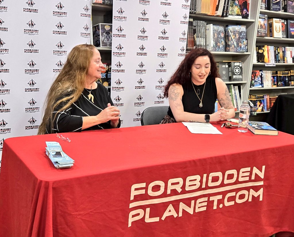 I've been looking forward to this Patricia Briggs event for ages! And <a href="/chronicles_of_n/">Nadia El-Fassi ناديه 🇵🇸</a> is freely fangirling, so much fun!