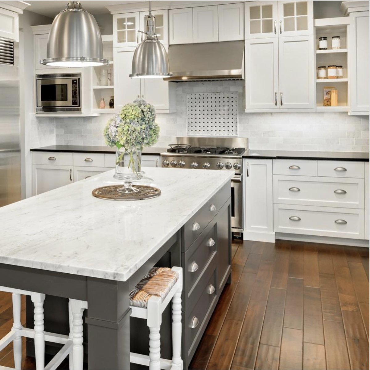 With the kids back to school, it’s the perfect time to work on that kitchen makeover… uninterrupted 😉 
🎨: Studio White (Vogue Collection)
🎨: Kensington Grey Dark (Vogue Collection) #kitchenmakeover #backtoschool #fleetwoodpaints