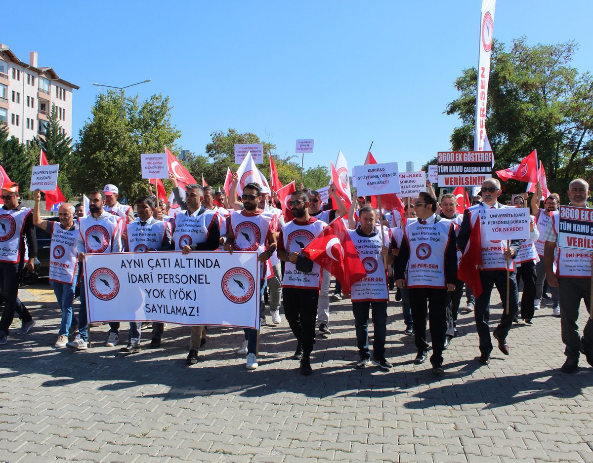 6. Dönem toplu sözleşmede alınan karara hiçbir işlem yapılmadı, 7. Dönem toplu sözleşmede alınan kararda da sadece göstermelik bir talep toplandı, sonrasında yine bir çalışma olmadı!
Üniversite idari personeli yıllardır tayin sorunu çözülsün istiyor. Her ilde üniversitenin olduğu