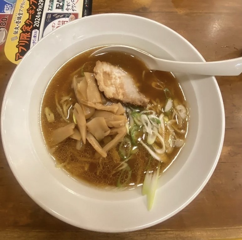 BM710's tweet photo. 今日は　壱鵠堂横浜佐江戸店
1枚目:白味噌味玉らーめん＋メンマ
2枚目:旭川醤油らーめん＋メンマ

日付が変わり今日は月命日なので
ほんもくごろうの娘2人で深夜のラーメンに行ってきました🍜
ごちそうさまでした🙏
by.娘2人
#壱鵠堂 https://t.co/cXGXOdQ7BJ