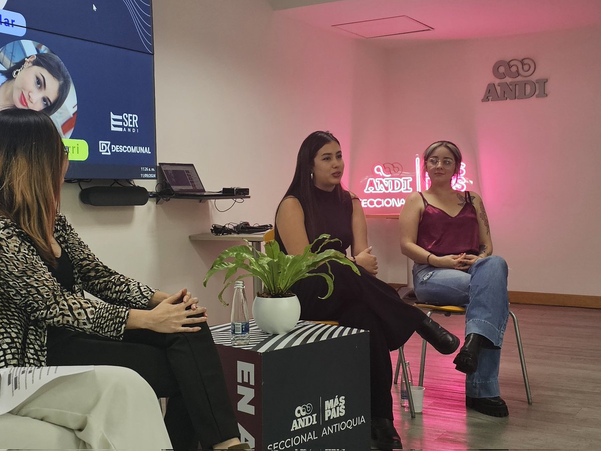 ANDI_Antioquia's tweet photo. #AEstaHora | 💬 Conversamos con Ana Estrada y Alfonsina del Mar, artistas de #Descomunal, becadas por el @FONDOSERANDI y Laura Echeverri, comunicadora social de @EAFIT para reflexionar sobre papel de las empresas en impactar el proyecto de vida de cientos de jóvenes 🔆
#MásPaís https://t.co/RGP69WtA1g