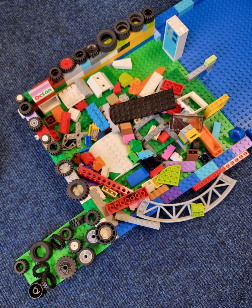 It is always lovely when Clubs start... this is a tyre shop/ garage in the making...

#creativity   #legomasters