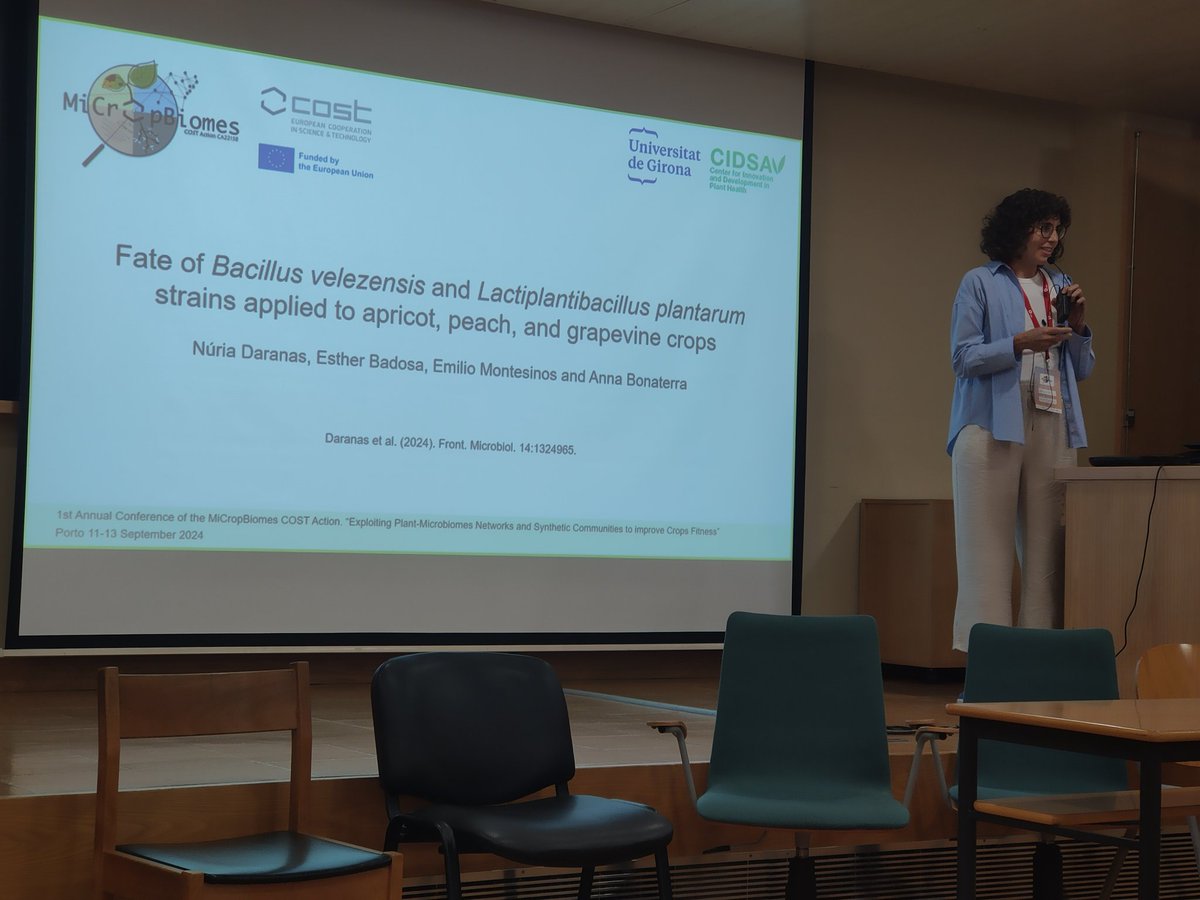 JoanaGVicente's tweet photo. Two talks on microbial inoculants (session 3) by Núria Daranas on Bacillus and Lactiplantibacillus applied to apricot, peach and grapevine; and Iakovos Pantelides on synthetic communities that promote tomato growth and control disease.
#MiCropBiomes @MicropBiomes https://t.co/ADL772asm6