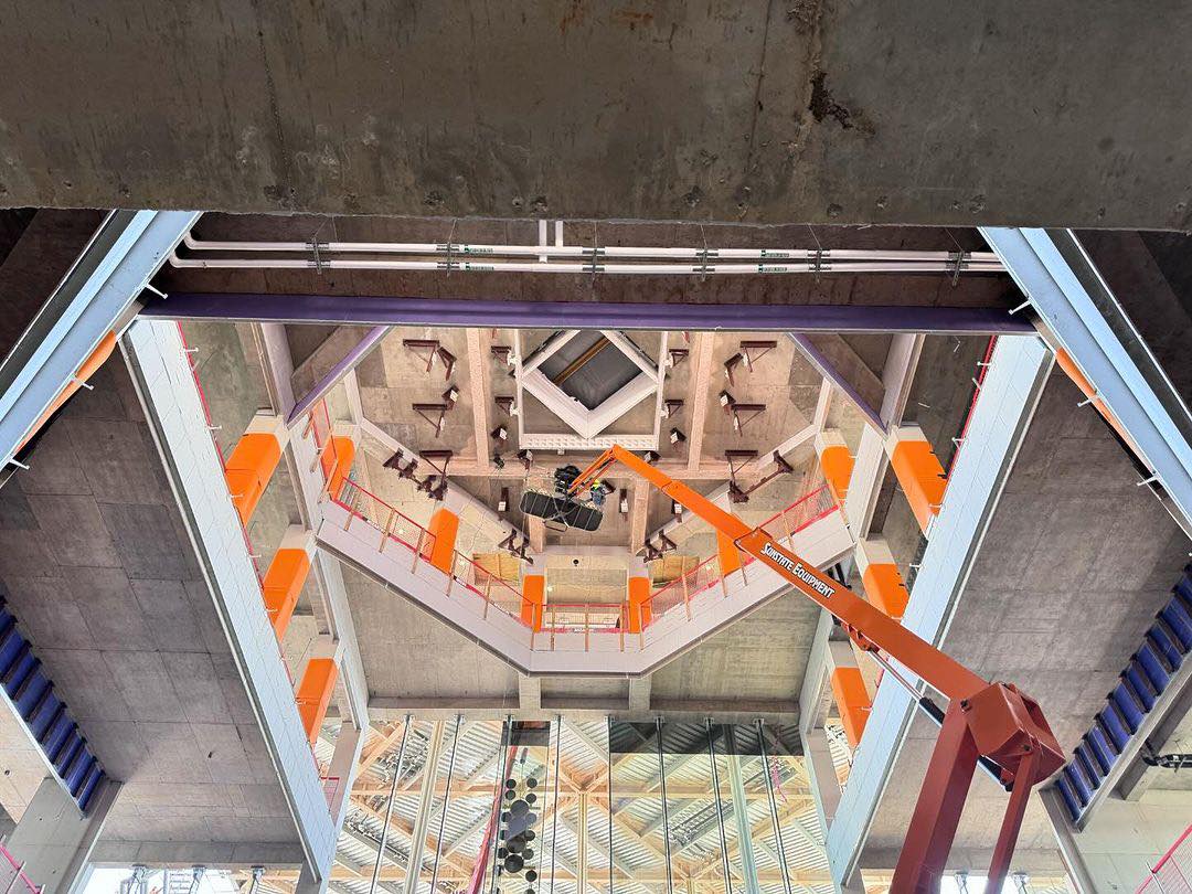 cac_consulting's tweet photo. The Ismaili Center in Houston, USA, designed by Farshid Moussavi, features architectural elements such as verandas (eivans) supported by columns. These elements may remind some of the traditional Pamiri houses of GBAO, Tajikistan. Photo @IsmailiInfo https://t.co/ngBmEXLEDg