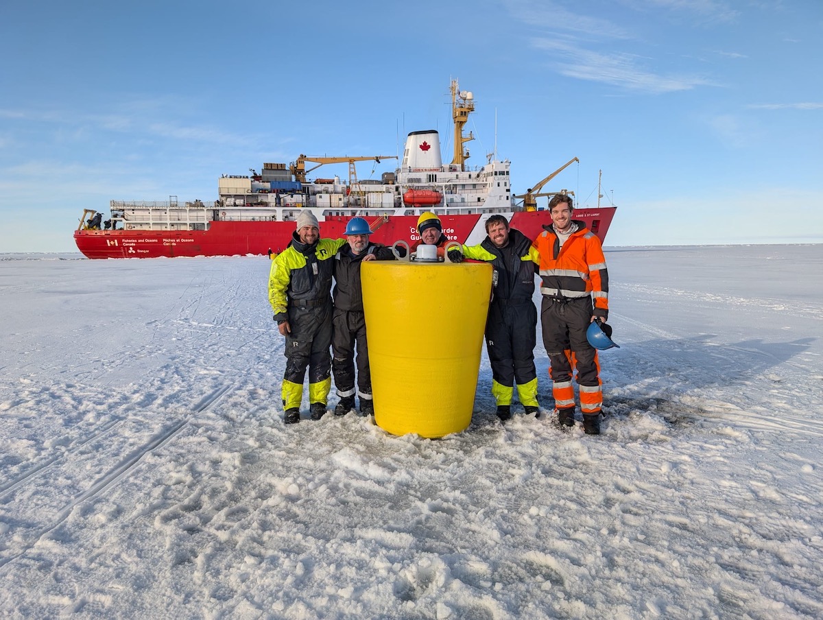 WHOI's tweet photo. How do scientists track freshwater in the ocean? Especially when that ocean is covered by ice for most of the year?

📲 Find out in dispatches from aboard a @CoastGuardCan icebreaker as #WHOI,  @FishOceansCAN, @umontana, and @Yale scientists brave the elements for science! https://t.co/B4enwcM2fc