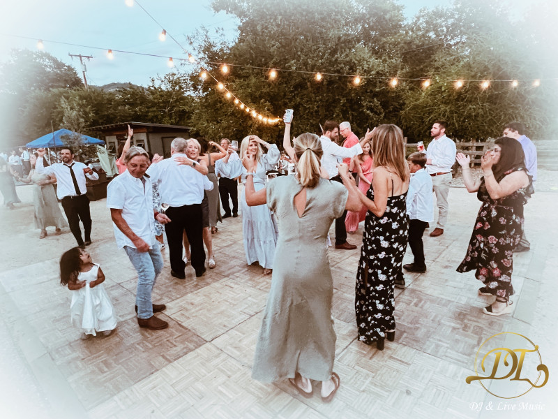 davidtrevors's tweet photo. From intimate gatherings to grand celebrations, David Trevors brings the perfect mix of music and joy to every event. With his lively tunes and engaging presence, your guests will be dancing all night long. Book now for an unforgettable experience in Sonoma County! https://t.co/8CvHP9DXQD
